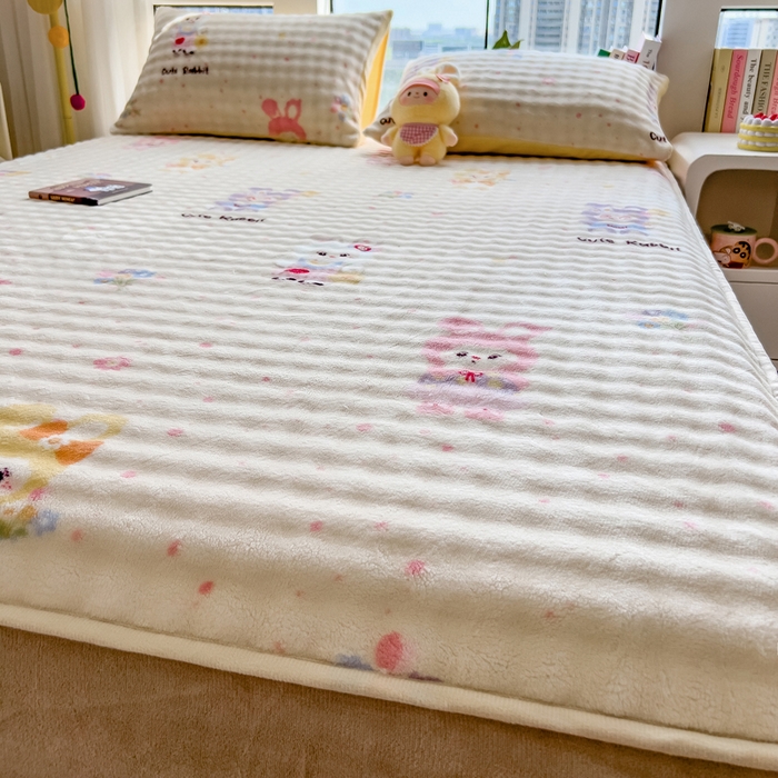 91家纺网 家纺一手货源 找家纺 摩妮卡 2025新款加厚牛奶绒泡泡绒床笠三件套 兔兔聚会