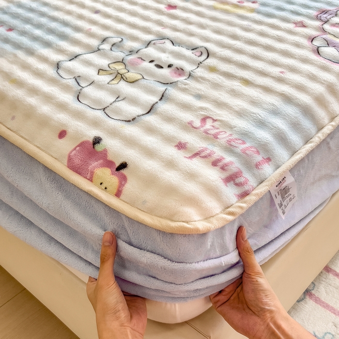 91家纺网 家纺一手货源 找家纺 摩妮卡 2025新款加厚牛奶绒泡泡绒床笠三件套 音乐猫咪