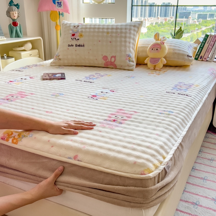 91家纺网 家纺一手货源 找家纺 摩妮卡 2025新款加厚牛奶绒泡泡绒床笠三件套 兔兔聚会