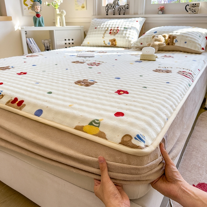 91家纺网 家纺一手货源 找家纺 摩妮卡 2025新款加厚牛奶绒泡泡绒床笠三件套 奇妙庄园