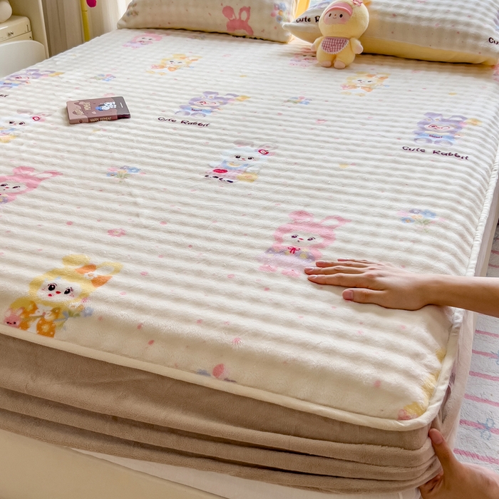 91家纺网 家纺一手货源 找家纺 摩妮卡 2025新款加厚牛奶绒泡泡绒床笠三件套 兔兔聚会