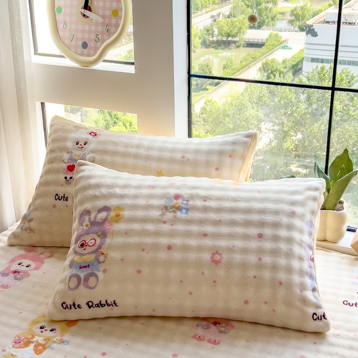 91家纺网 家纺一手货源 找家纺 摩妮卡 2025新款加厚牛奶绒泡泡绒床笠三件套 兔兔聚会