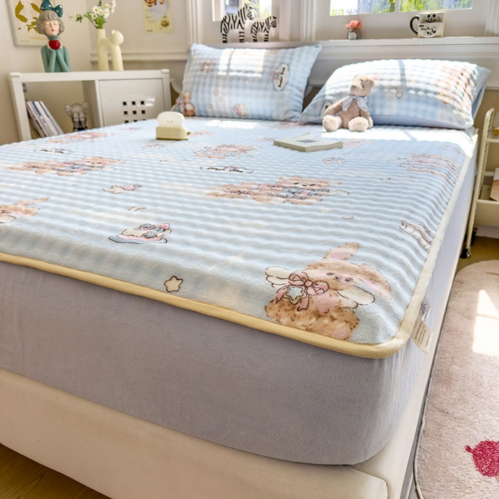 91家纺网 家纺一手货源 找家纺 摩妮卡 2025新款加厚牛奶绒泡泡绒床笠三件套 蛋糕小熊