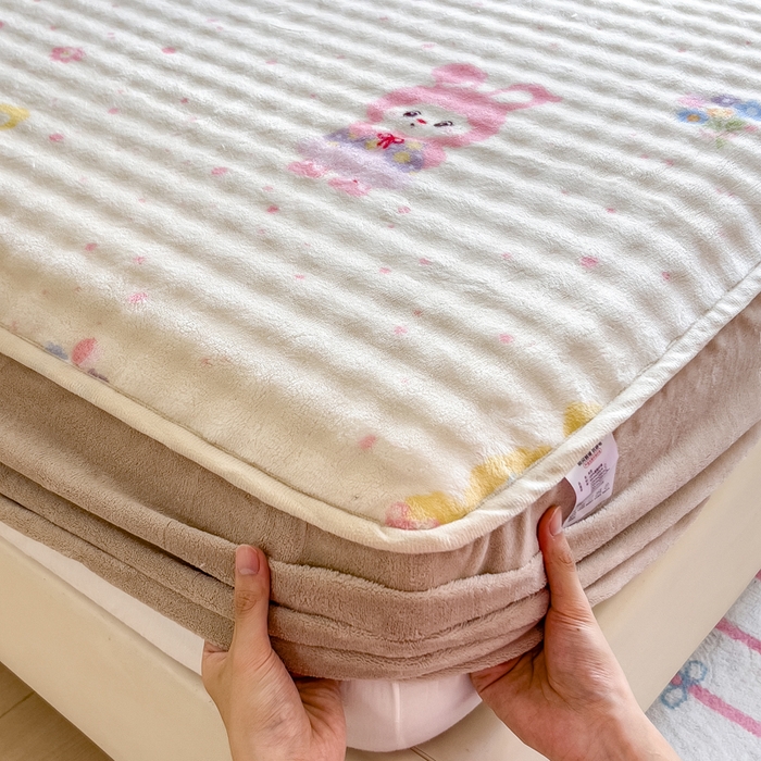 91家纺网 家纺一手货源 找家纺 摩妮卡 2025新款加厚牛奶绒泡泡绒床笠三件套 兔兔聚会