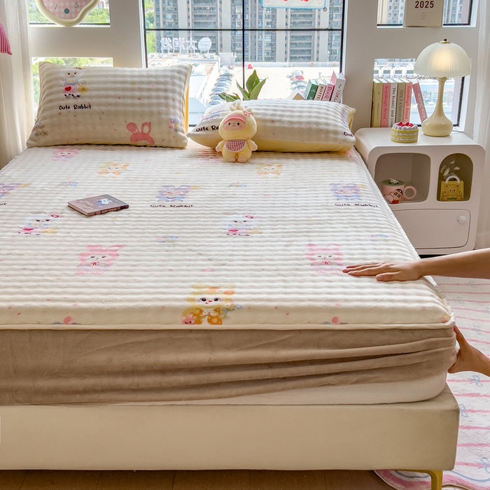 91家纺网 家纺一手货源 找家纺 摩妮卡 2025新款加厚牛奶绒泡泡绒床笠三件套 兔兔聚会