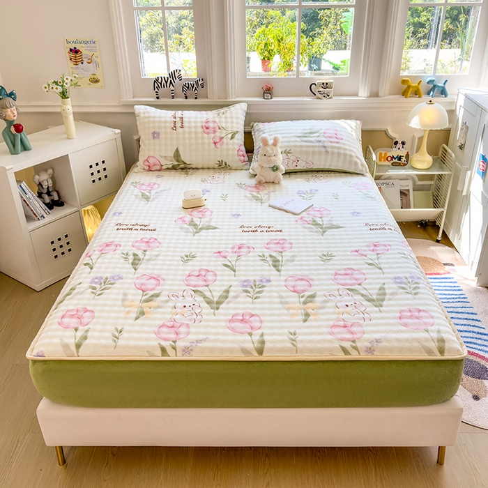 91家纺网 家纺一手货源 找家纺 摩妮卡 2025新款加厚牛奶绒泡泡绒床笠三件套 兔林梦境