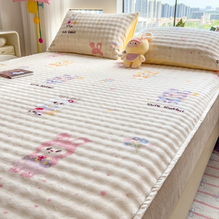 91家纺网 家纺一手货源 找家纺 摩妮卡 2025新款加厚牛奶绒泡泡绒床笠三件套 兔兔聚会