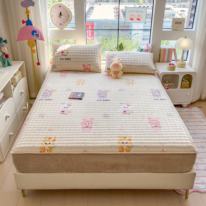 91家纺网 家纺一手货源 找家纺 摩妮卡 2025新款加厚牛奶绒泡泡绒床笠三件套 兔兔聚会