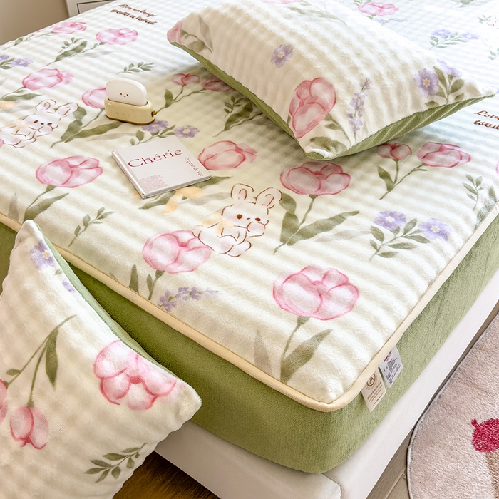 91家纺网 家纺一手货源 找家纺 摩妮卡 2025新款加厚牛奶绒泡泡绒床笠三件套 兔林梦境