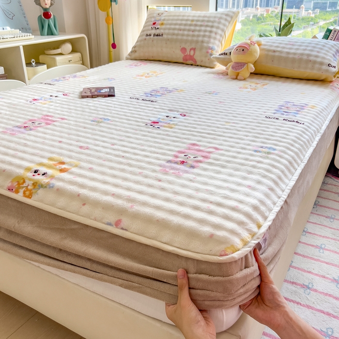 91家纺网 家纺一手货源 找家纺 摩妮卡 2025新款加厚牛奶绒泡泡绒床笠三件套 兔兔聚会