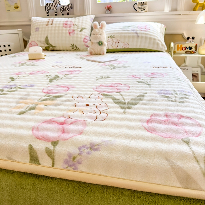 91家纺网 家纺一手货源 找家纺 摩妮卡 2025新款加厚牛奶绒泡泡绒床笠三件套 兔林梦境