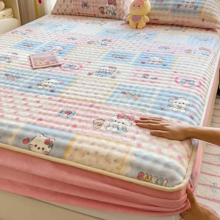 91家纺网 家纺一手货源 找家纺 摩妮卡 2025新款加厚牛奶绒泡泡绒床笠三件套 粉蓝凯蒂猫