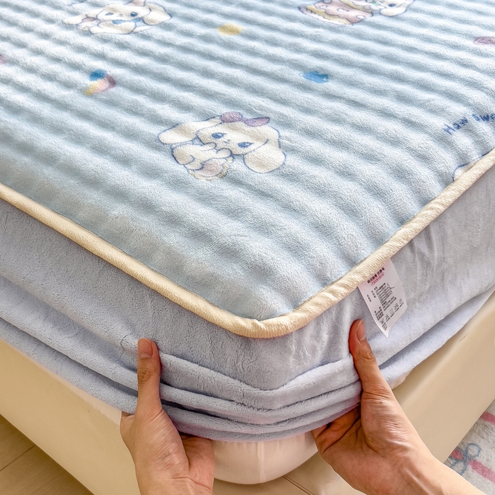 91家纺网 家纺一手货源 找家纺 摩妮卡 2025新款加厚牛奶绒泡泡绒床笠三件套 呆萌大耳狗