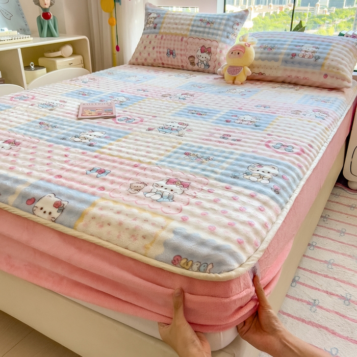 91家纺网 家纺一手货源 找家纺 摩妮卡 2025新款加厚牛奶绒泡泡绒床笠三件套 粉蓝凯蒂猫