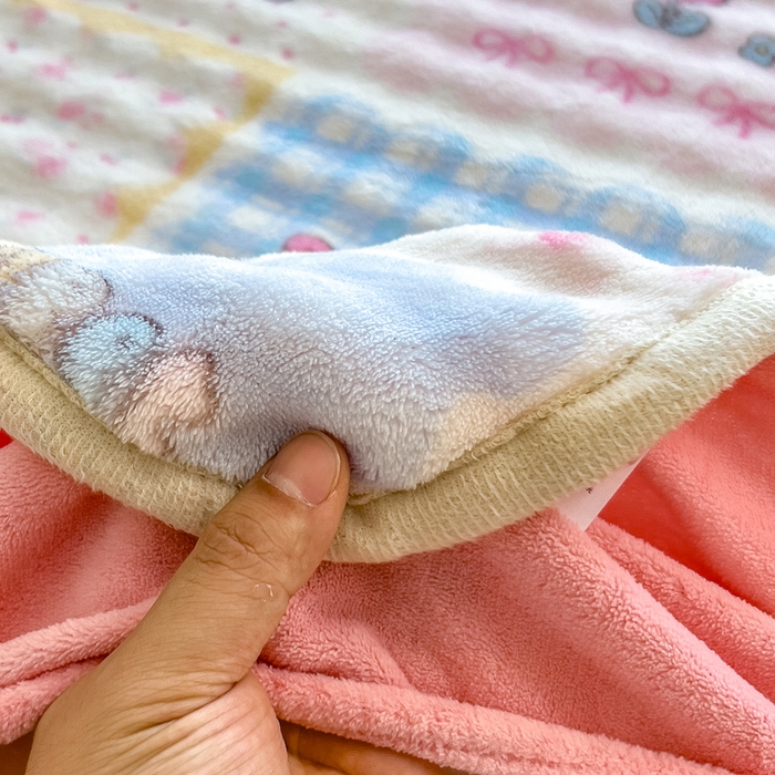 91家纺网 家纺一手货源 找家纺 摩妮卡 2025新款加厚牛奶绒泡泡绒床笠三件套 粉蓝凯蒂猫