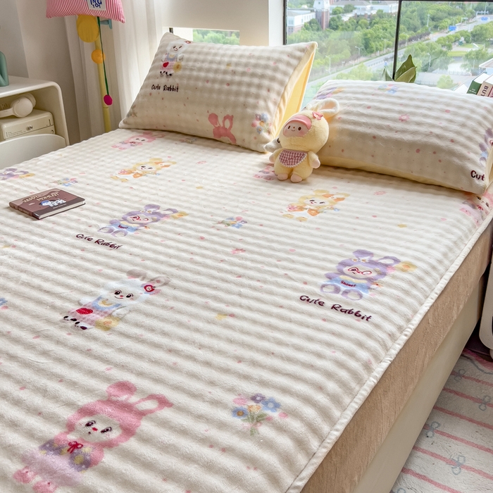 91家纺网 家纺一手货源 找家纺 摩妮卡 2025新款加厚牛奶绒泡泡绒床笠三件套 兔兔聚会