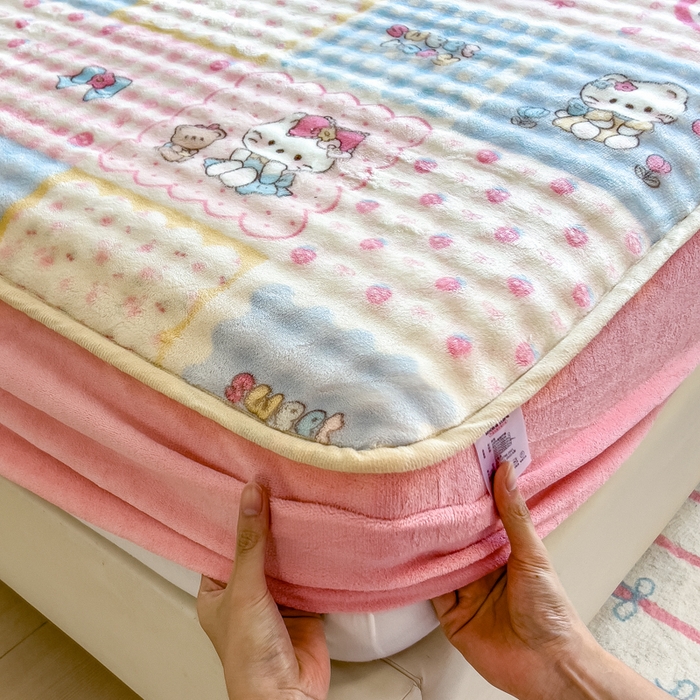 91家纺网 家纺一手货源 找家纺 摩妮卡 2025新款加厚牛奶绒泡泡绒床笠三件套 粉蓝凯蒂猫