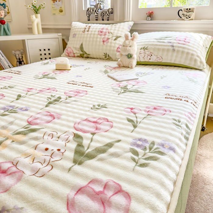 91家纺网 家纺一手货源 找家纺 摩妮卡 2025新款加厚牛奶绒泡泡绒床笠三件套 兔林梦境