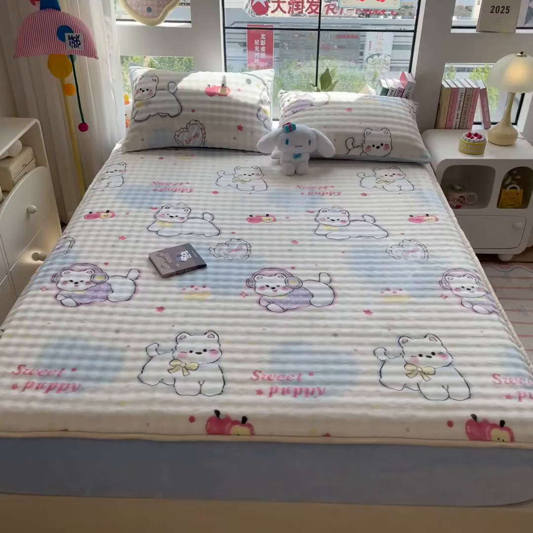91家纺网 家纺一手货源 找家纺 摩妮卡 2025新款加厚牛奶绒泡泡绒床笠三件套 音乐猫咪