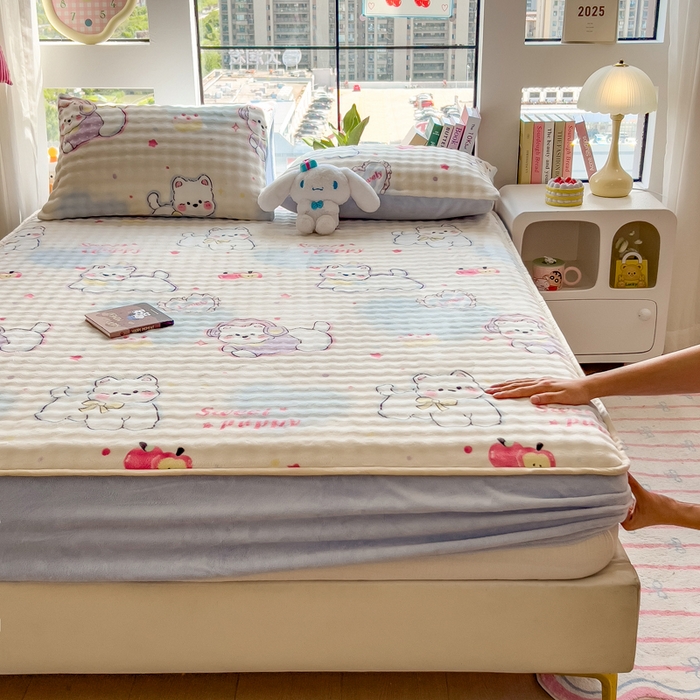 91家纺网 家纺一手货源 找家纺 摩妮卡 2025新款加厚牛奶绒泡泡绒床笠三件套 音乐猫咪