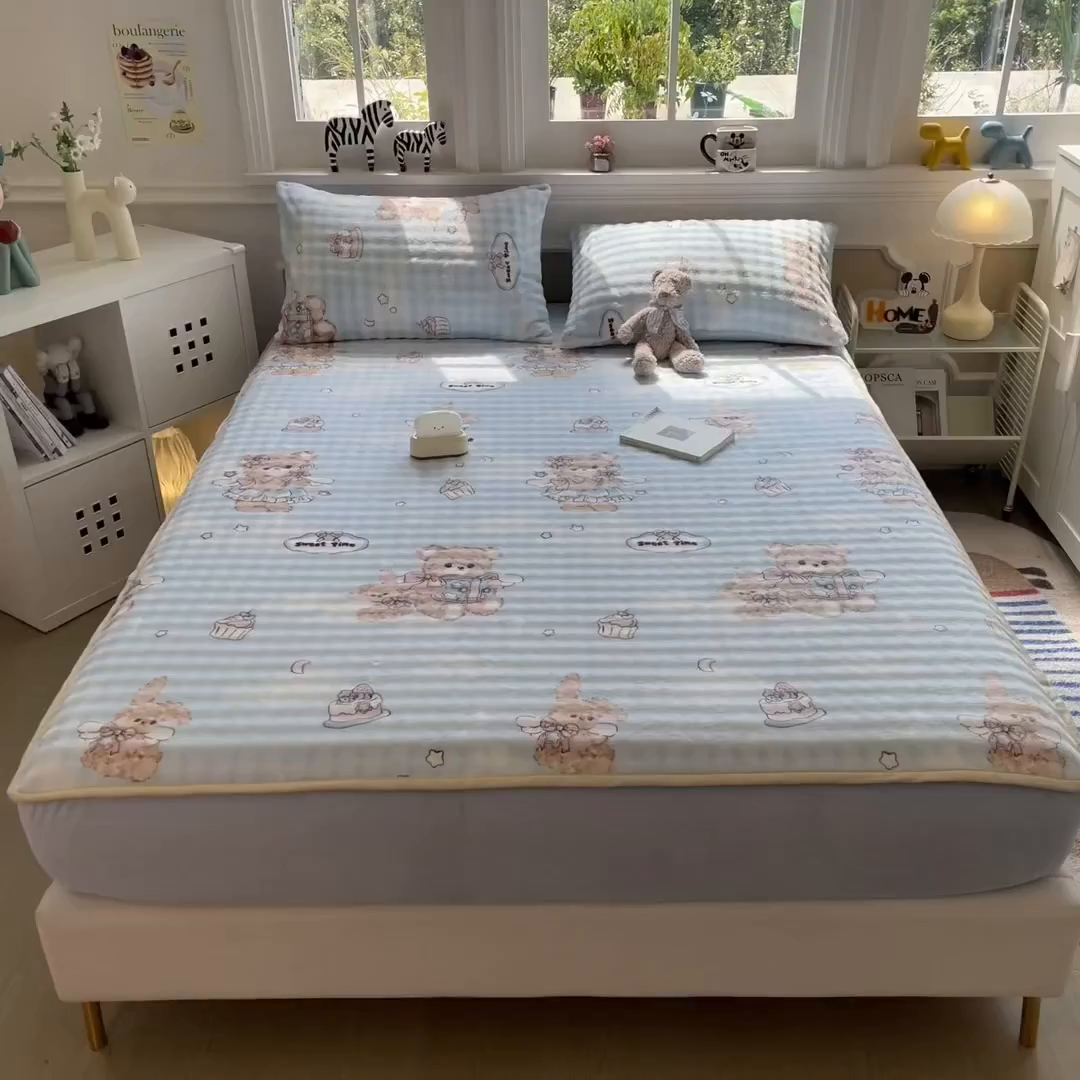 91家纺网 家纺一手货源 找家纺 摩妮卡 2025新款加厚牛奶绒泡泡绒床笠三件套 蛋糕小熊