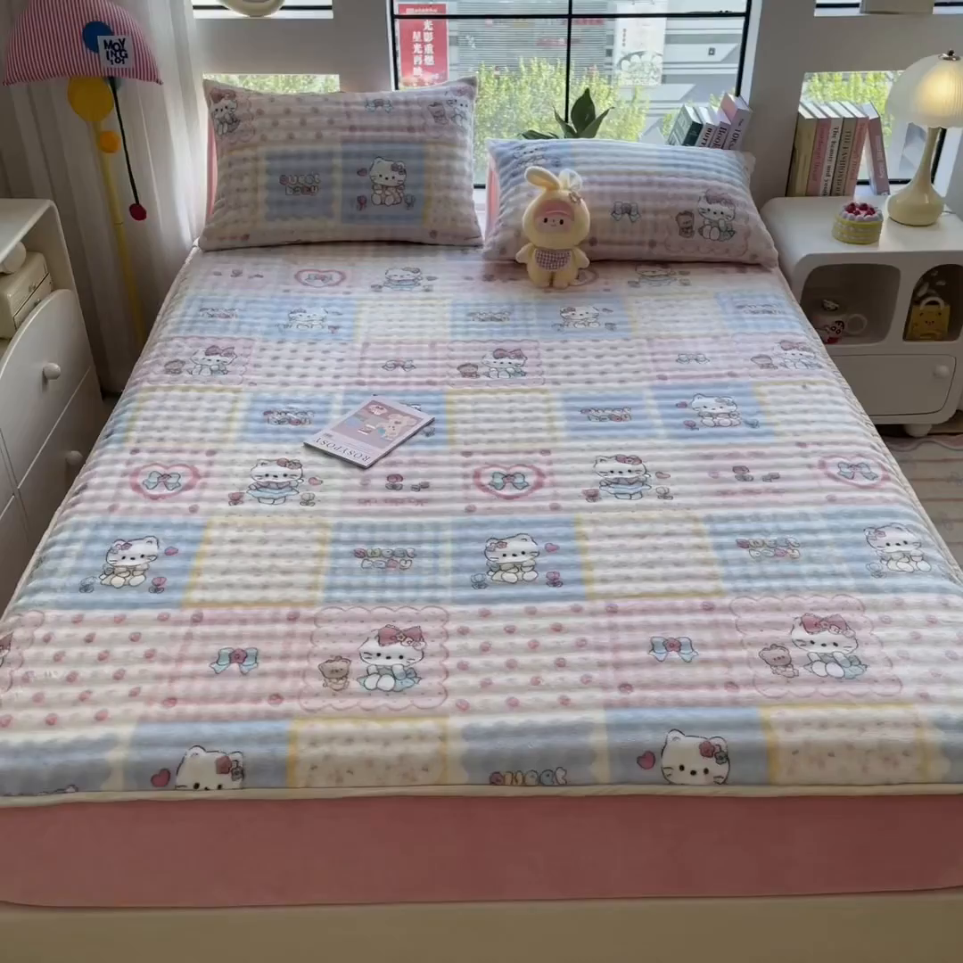 91家纺网 家纺一手货源 找家纺 摩妮卡 2025新款加厚牛奶绒泡泡绒床笠三件套 粉蓝凯蒂猫