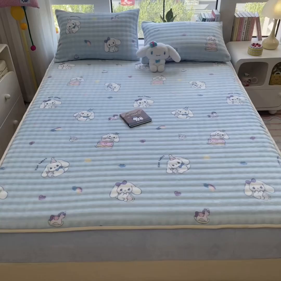 91家纺网 家纺一手货源 找家纺 摩妮卡 2025新款加厚牛奶绒泡泡绒床笠三件套 呆萌大耳狗