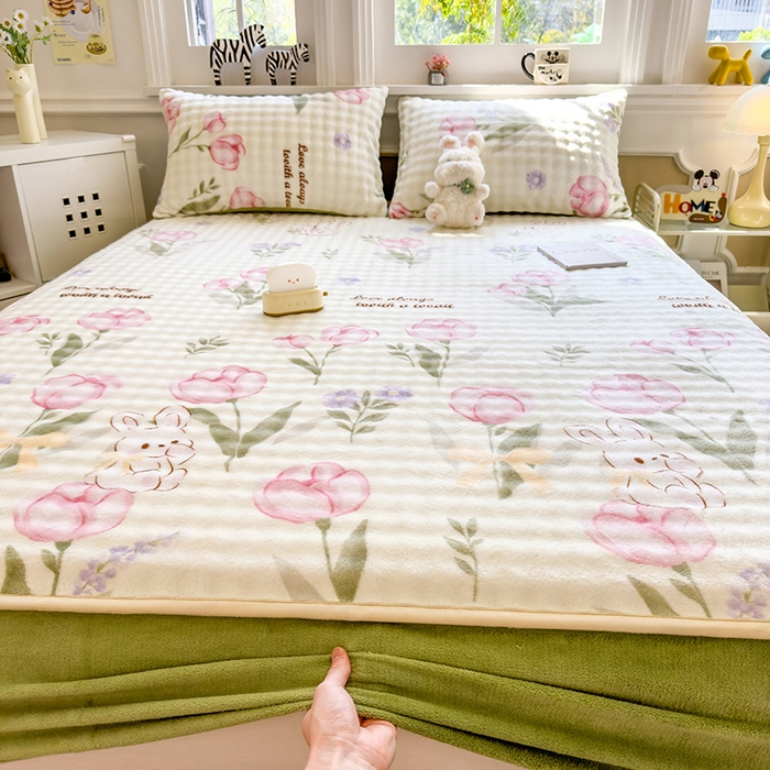 91家纺网 家纺一手货源 找家纺 摩妮卡 2025新款加厚牛奶绒泡泡绒床笠三件套 兔林梦境