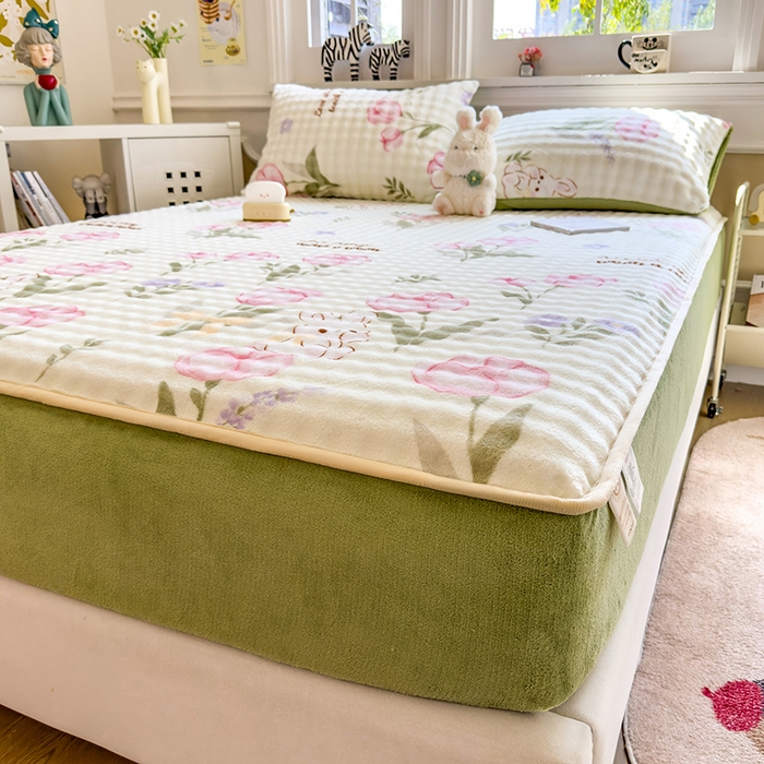 91家纺网 家纺一手货源 找家纺 摩妮卡 2025新款加厚牛奶绒泡泡绒床笠三件套 兔林梦境