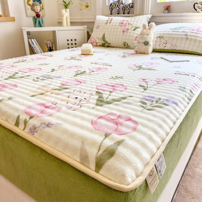 91家纺网 家纺一手货源 找家纺 摩妮卡 2025新款加厚牛奶绒泡泡绒床笠三件套 兔林梦境