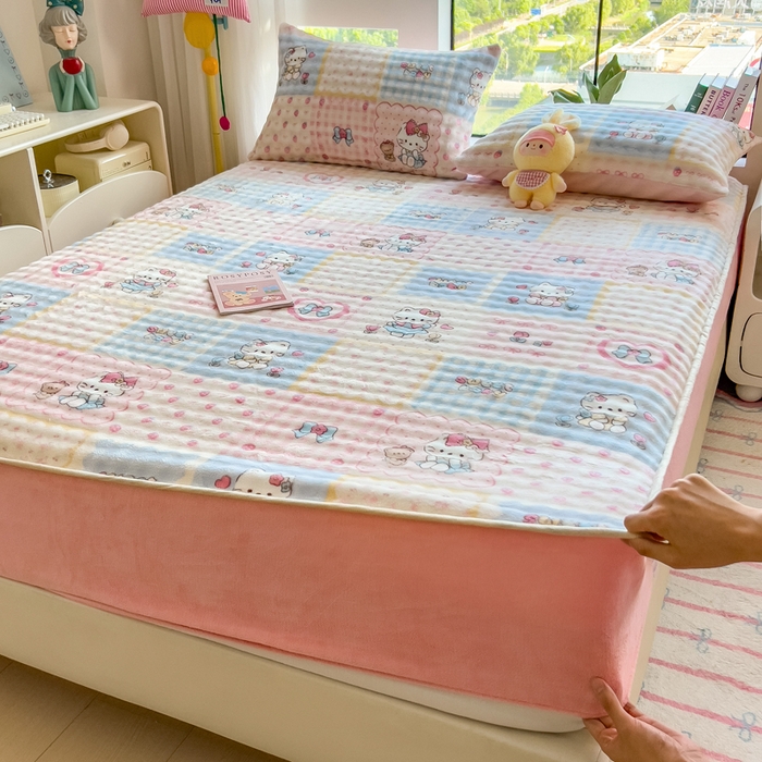 91家纺网 家纺一手货源 找家纺 摩妮卡 2025新款加厚牛奶绒泡泡绒床笠三件套 粉蓝凯蒂猫