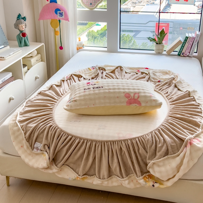 91家纺网 家纺一手货源 找家纺 摩妮卡 2025新款加厚牛奶绒泡泡绒床笠三件套 兔兔聚会