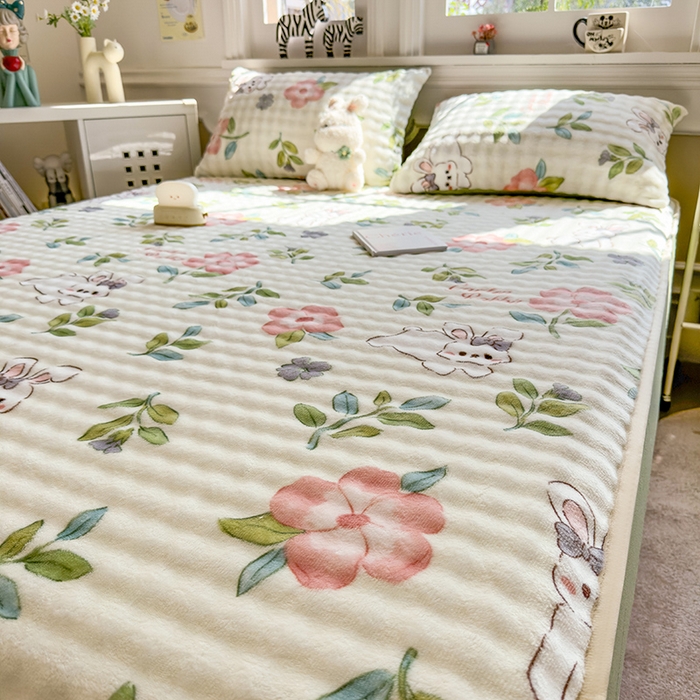 91家纺网 家纺一手货源 找家纺 摩妮卡 2025新款加厚牛奶绒泡泡绒床笠三件套 轻舞花影