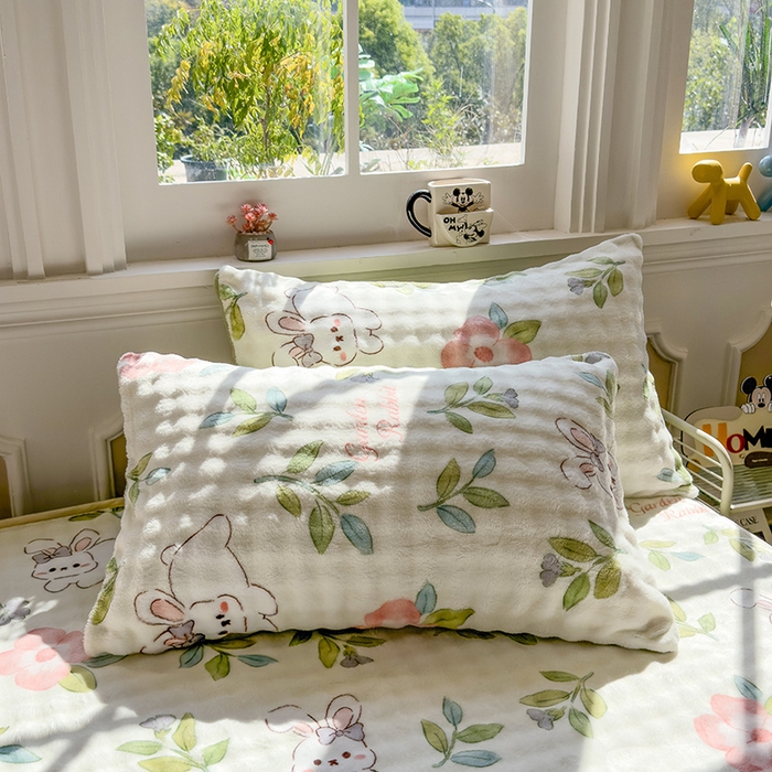 91家纺网 家纺一手货源 找家纺 摩妮卡 2025新款加厚牛奶绒泡泡绒床笠三件套 轻舞花影