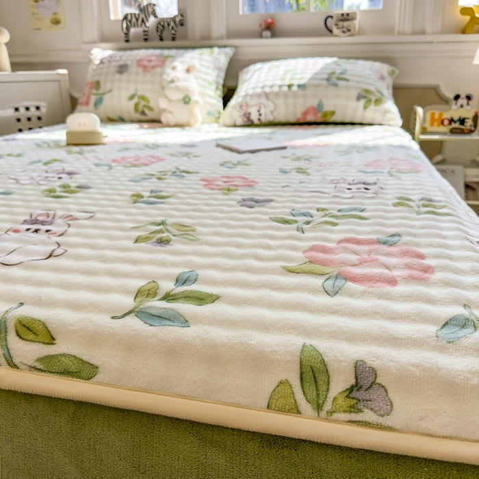 91家纺网 家纺一手货源 找家纺 摩妮卡 2025新款加厚牛奶绒泡泡绒床笠三件套 轻舞花影