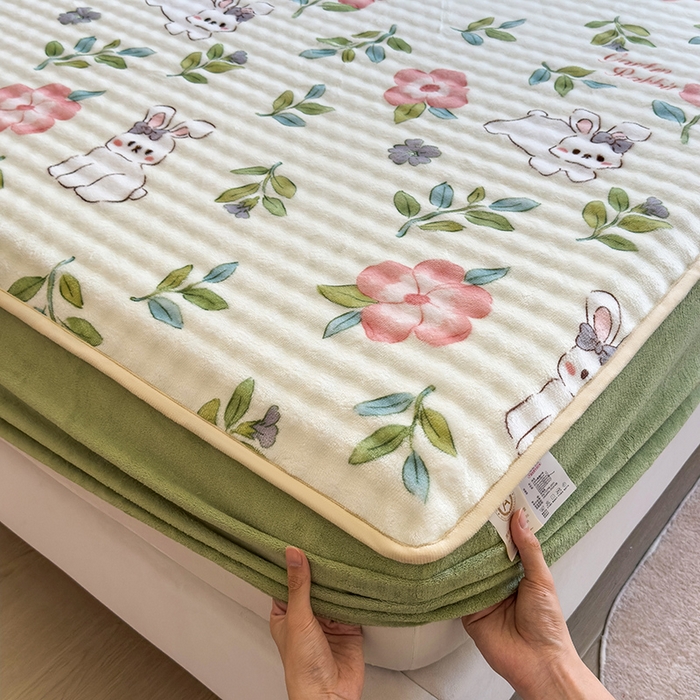 91家纺网 家纺一手货源 找家纺 摩妮卡 2025新款加厚牛奶绒泡泡绒床笠三件套 轻舞花影