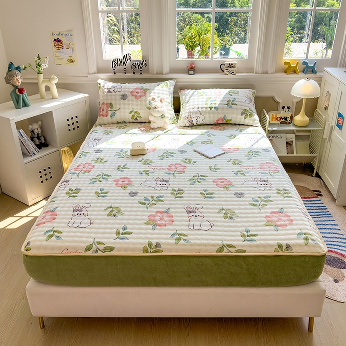 91家纺网 家纺一手货源 找家纺 摩妮卡 2025新款加厚牛奶绒泡泡绒床笠三件套 轻舞花影