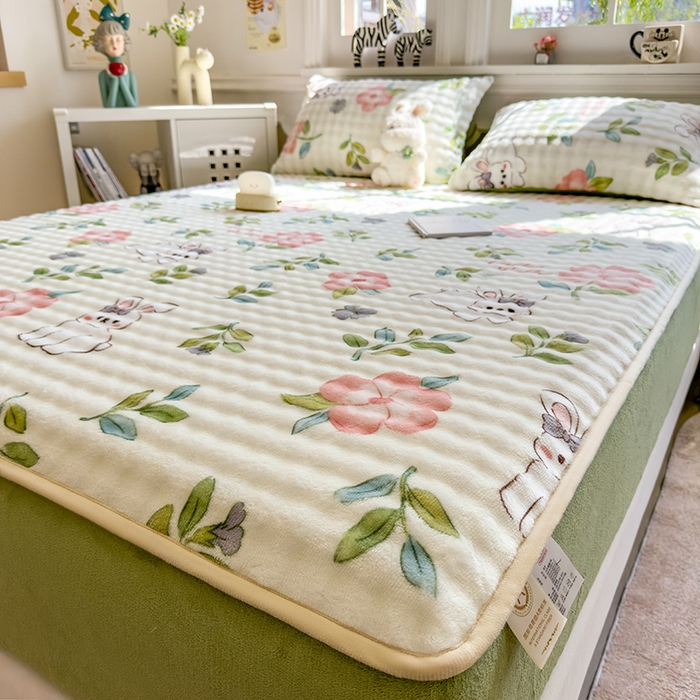 91家纺网 家纺一手货源 找家纺 摩妮卡 2025新款加厚牛奶绒泡泡绒床笠三件套 轻舞花影