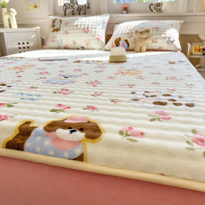 91家纺网 家纺一手货源 找家纺 摩妮卡 2025新款加厚牛奶绒泡泡绒床笠三件套 汪汪仙贝