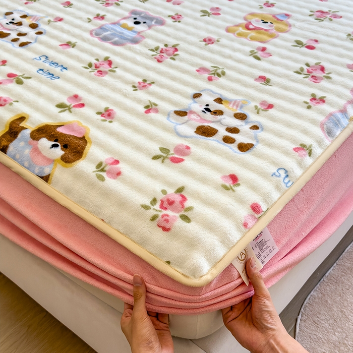 91家纺网 家纺一手货源 找家纺 摩妮卡 2025新款加厚牛奶绒泡泡绒床笠三件套 汪汪仙贝