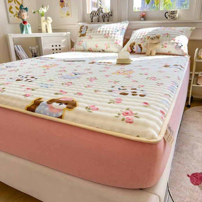 91家纺网 家纺一手货源 找家纺 摩妮卡 2025新款加厚牛奶绒泡泡绒床笠三件套 汪汪仙贝