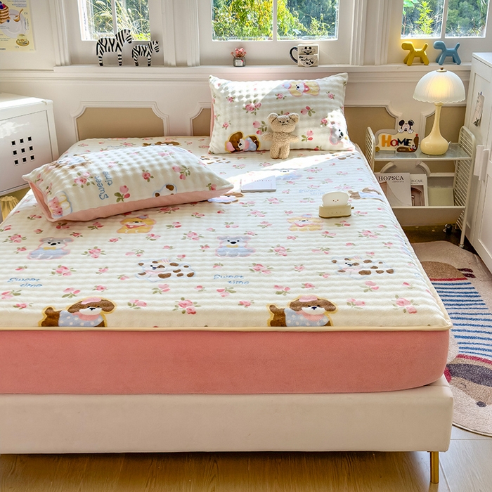 91家纺网 家纺一手货源 找家纺 摩妮卡 2025新款加厚牛奶绒泡泡绒床笠三件套 汪汪仙贝