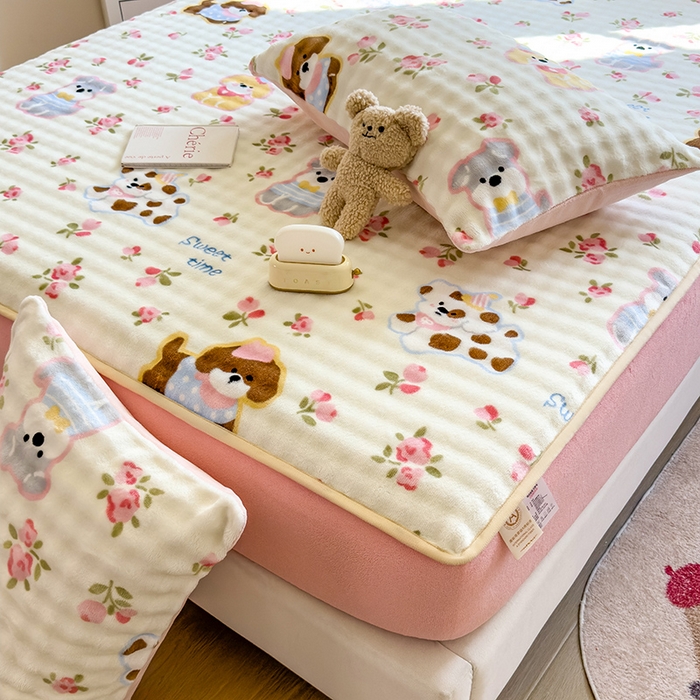 91家纺网 家纺一手货源 找家纺 摩妮卡 2025新款加厚牛奶绒泡泡绒床笠三件套 汪汪仙贝