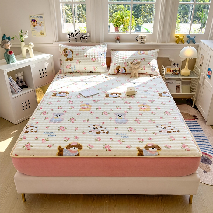 91家纺网 家纺一手货源 找家纺 摩妮卡 2025新款加厚牛奶绒泡泡绒床笠三件套 汪汪仙贝