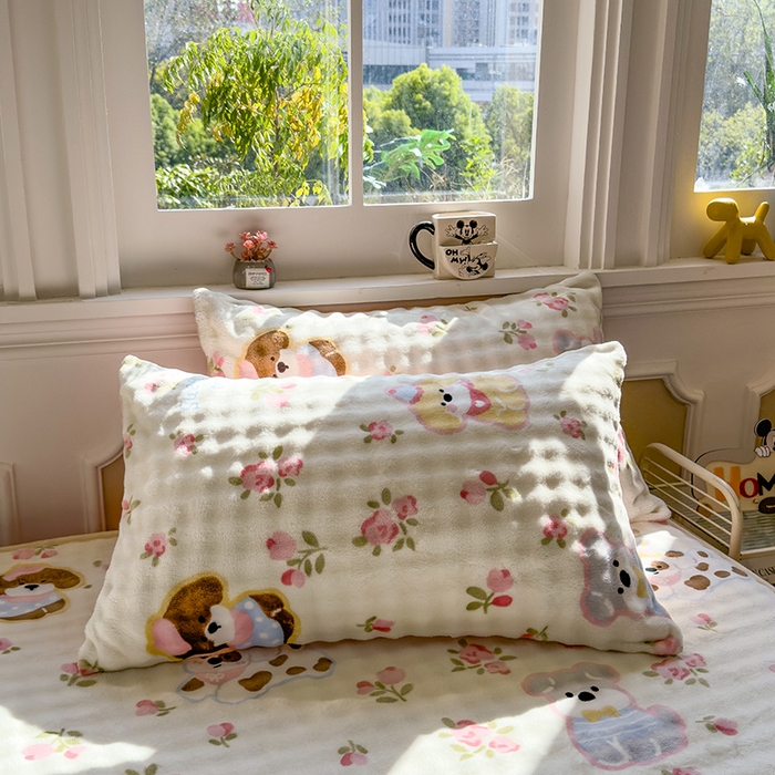 91家纺网 家纺一手货源 找家纺 摩妮卡 2025新款加厚牛奶绒泡泡绒床笠三件套 汪汪仙贝