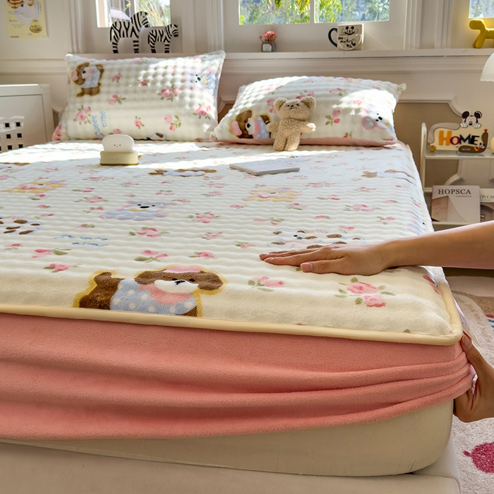 91家纺网 家纺一手货源 找家纺 摩妮卡 2025新款加厚牛奶绒泡泡绒床笠三件套 汪汪仙贝