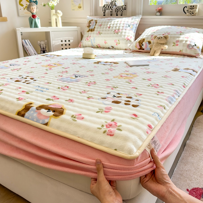 91家纺网 家纺一手货源 找家纺 摩妮卡 2025新款加厚牛奶绒泡泡绒床笠三件套 汪汪仙贝