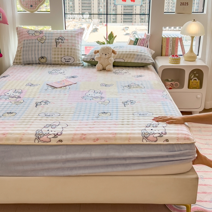 91家纺网 家纺一手货源 找家纺 摩妮卡 2025新款加厚牛奶绒泡泡绒床笠三件套 可爱兔兔