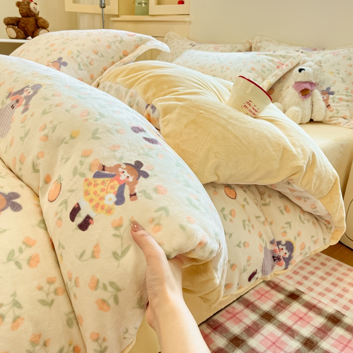 91家纺网 家纺一手货源 找家纺 柒月家居 2025新款高克重牛奶绒印花加厚保暖四件套 森系女孩