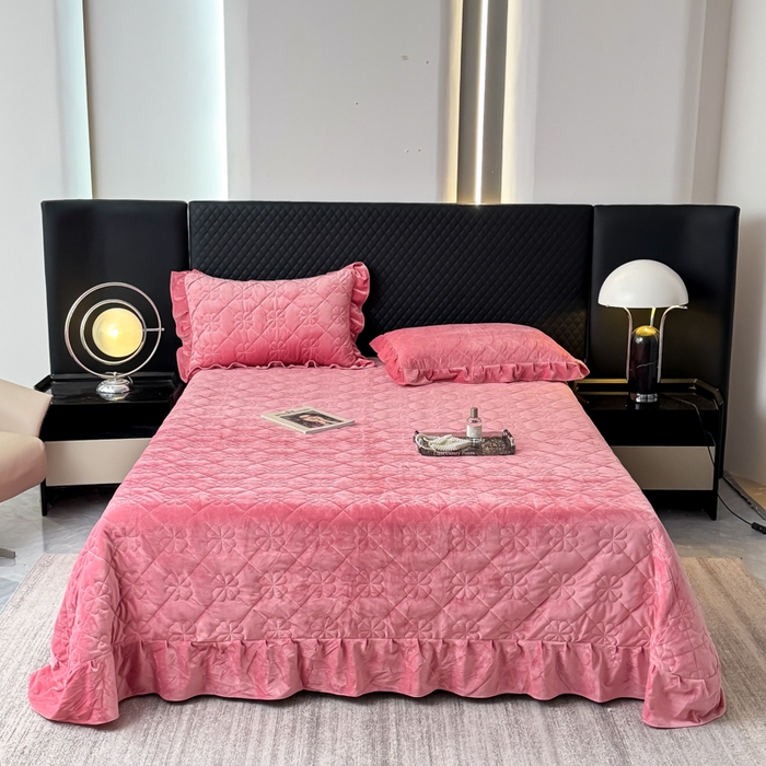 91家纺网 家纺一手货源 找家纺 逸林家纺《原希尔顿逸林》 2025新款床盖水晶绒床盖床裙三件套夹棉床盖 四叶草-豆沙